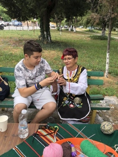 Благотворителна седянка с плетки в ръце в Световния ден на плетеното