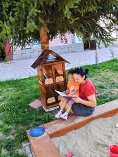 Къщичка-библиотека за детска площадка в Капитан Димитриево изработи млада жена
