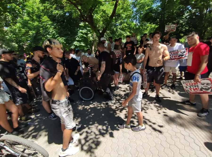 Фенове на тиктокъра Стоян Колев протестират пред Окръжния съд в Пазарджик