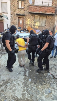 Мащабна спецоперация в ромските квартали на Пещера, тарашени са къщи, заведения и коли 