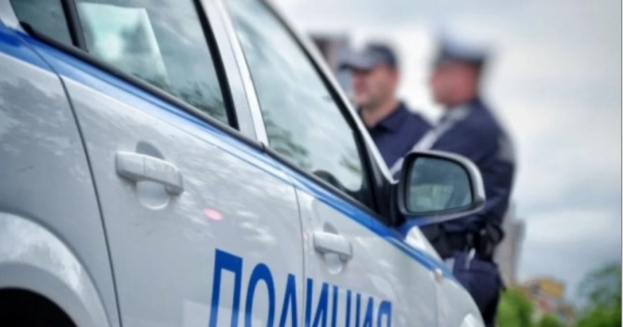 Тийнейджър разбил хладилна витрина в центъра на Пазарджик и духнал с 42 кена, оказа се от Димитровград