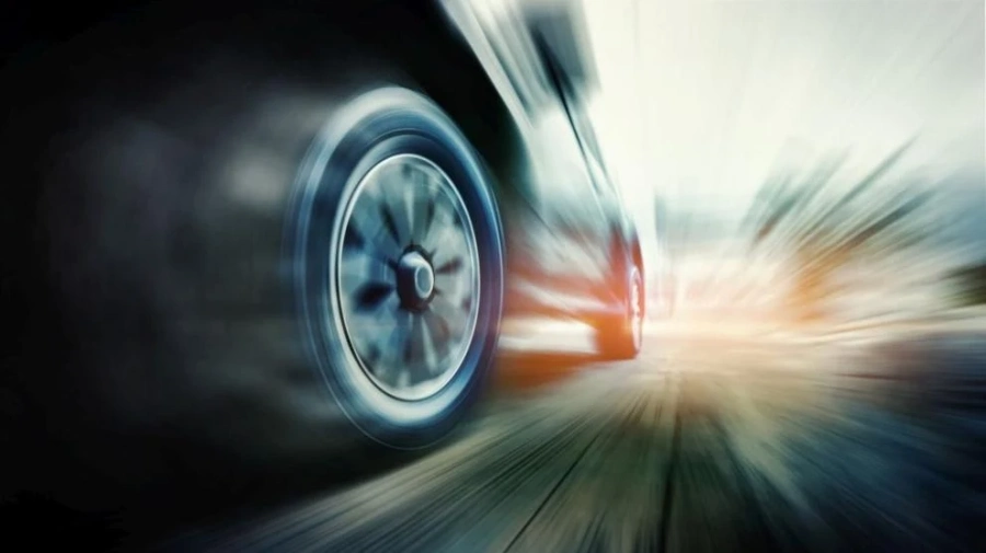 19-годишен с БМВ се заби в паркиран миниван при дрифт в Пазарджик