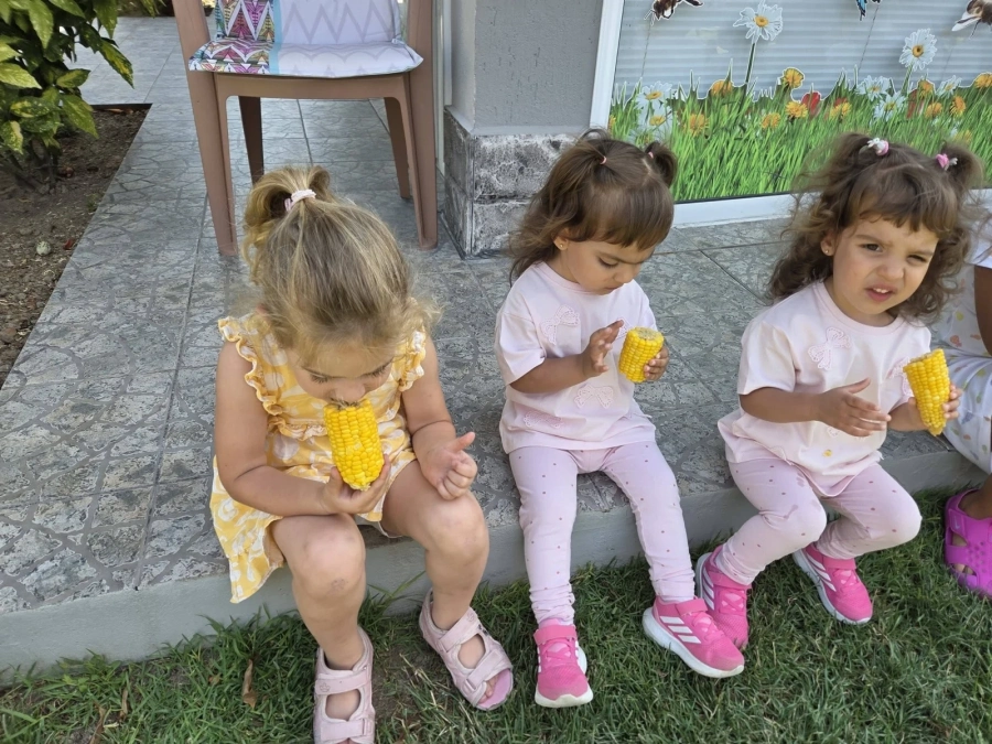 За пореден път децата в Синитово получиха вкусна лятна изненада – варена царевица