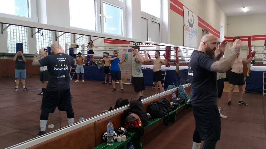 Станой Табаков: Чудесна бе тренировката в Боксов клуб “Тракиец“ - децата са страхотни! Някои от тях може утре да са шампиони по бокс с голи ръце /ВИДЕО/