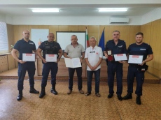 Почетен плакет и благодарствени грамоти за полицаите, извадили 14-годишното момче от Марица край Огняново