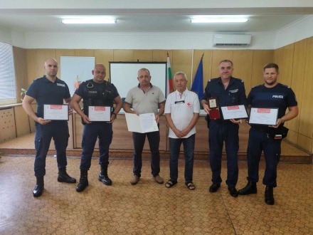 Почетен плакет и благодарствени грамоти за полицаите, извадили 14-годишното момче от Марица край Огняново