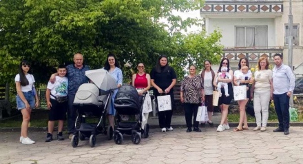 В Батак: Еднократна финансова помощ и благопожелания за 12 деца и техните родители