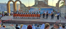 Мъжката и женската фолклорни групи от Црънча с купа и медали от Международен фестивал в Несебърл