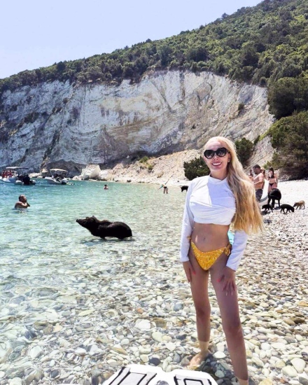 Антония Петрова на воаяж в Йонийско море с катамаран и плуващи диви прасета