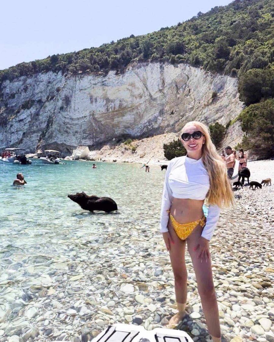Антония Петрова на воаяж в Йонийско море с катамаран и плуващи диви прасета