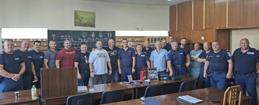 Отличиха младши оперативен дежурен Лъчезар Гешев при пенсионирането му след 27 години в МВР