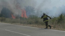 Продължава борбата с пожара край магистрала \