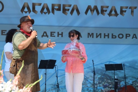 Ути Бъчваров награди майсторката на най-вкусния тутманик - Йорданка Караколева, в Деня на миньора