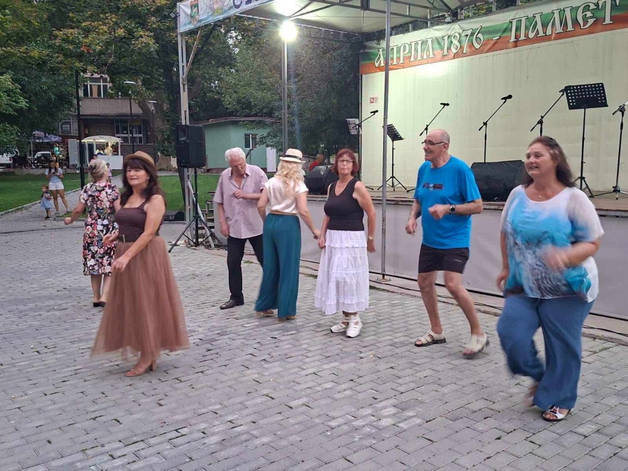 В Стрелча: „Лято, мечти и малко пипер“  - популярни песни, гарнирани с хумористични сценки и закачки