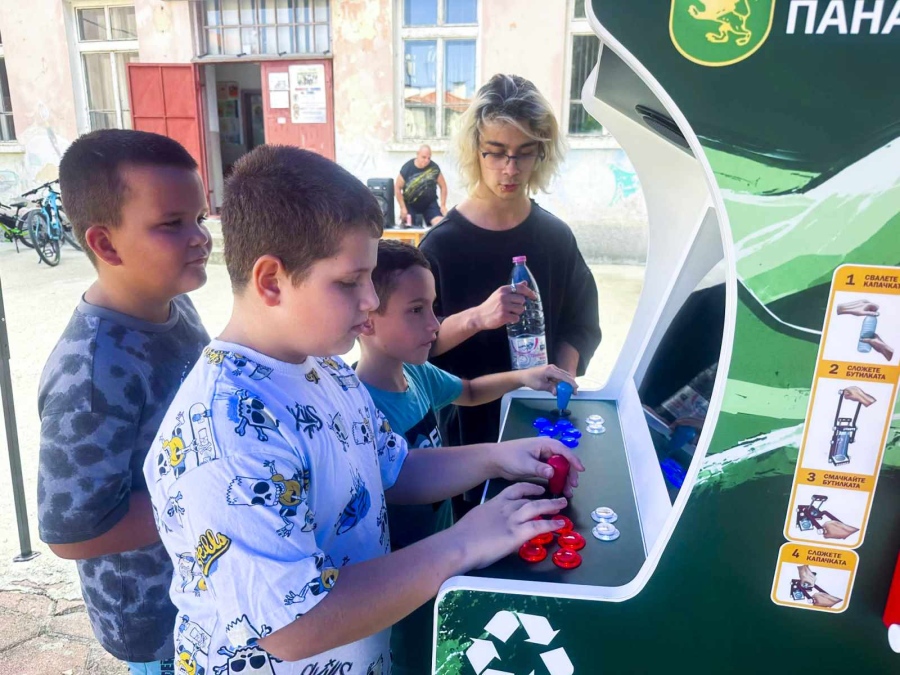 В аркадна игра деца плащат с бутилки и кенчета, вместо с монети
