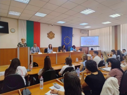 Зам.-министър Надя Клисурска в Пазарджик: Не трябва да бъдем администратори, когато работим с деца - иска се сърце!