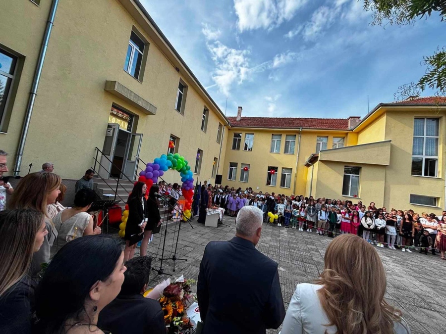 Вицепремиерът Иво Христов уважи първия учебен ден във ветренското ОУ “Св. св. Кирил и Методий“ заедно с още много гости /СНИМКИ/