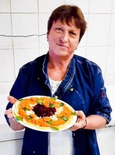 Йорданка майстори зеленчукови салати с цветя и пиленца