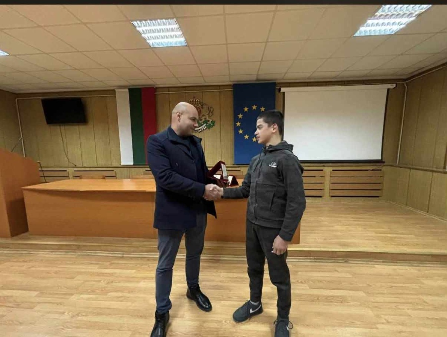 Кметът на Белово поздрави балканския шампион по борба Христо Яначков