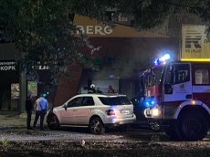 Пожар в магазин в Пазарджик, огнеборци с два автомобила го гасят /СНИМКИ/