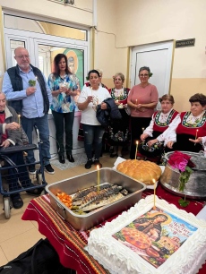 Дамите от хор „Полегнала е Тудора“ се превърнаха в „Булки-пресмехулки“, за да поздравят Дома в Лесичово